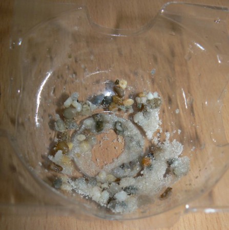 plastová forma na geódu vysypaná pieskom